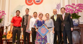 El embajador de Paraguay Marcial Bobadilla Guillén (segundo de la derecha) y su señora posan con los estudiantes paraguayos que están cursando estudios en Taiwán, quienes presentaron una serie de actuaciones musicales y de danza en el Palacio Presidencial el sábado 5 para celebrar el 60º aniversario del establecimiento de lazos diplomáticos entre la República de China (Taiwán) y Paraguay.